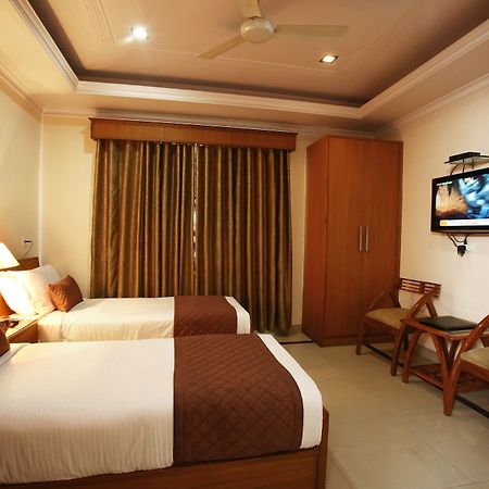 Emblem Hotel Sector 14 Gurgaon Exterior photo
