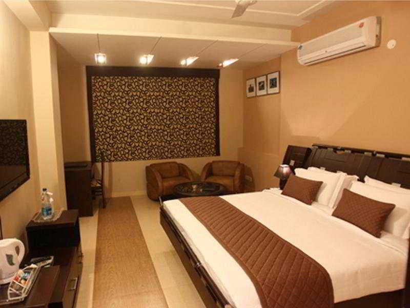 Emblem Hotel Sector 14 Gurgaon Room photo