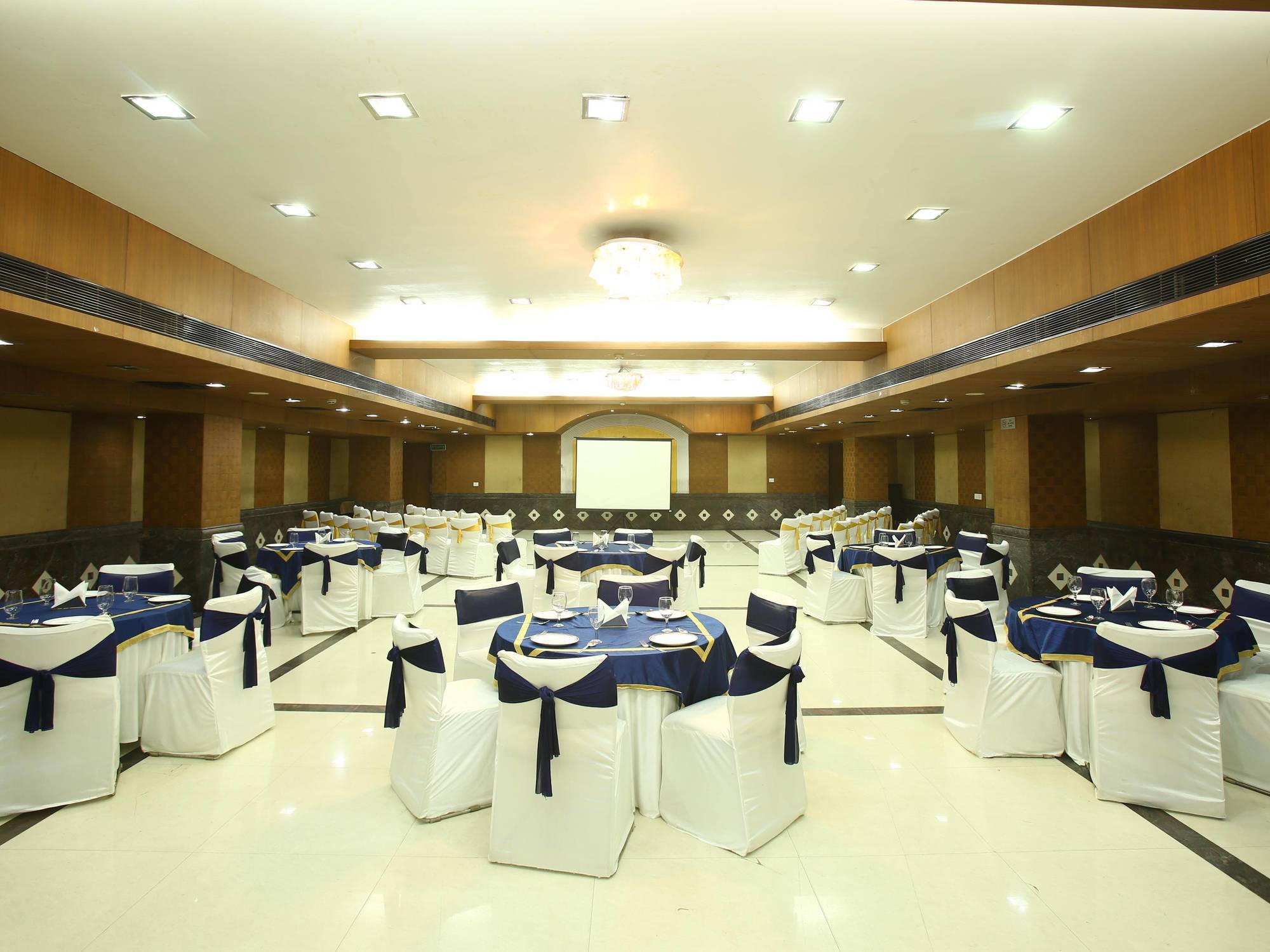 Emblem Hotel Sector 14 Gurgaon Exterior photo