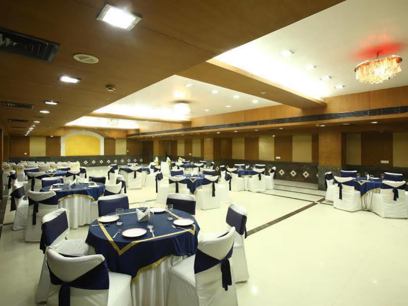 Emblem Hotel Sector 14 Gurgaon Exterior photo