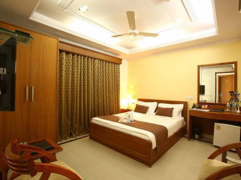 Emblem Hotel Sector 14 Gurgaon Exterior photo