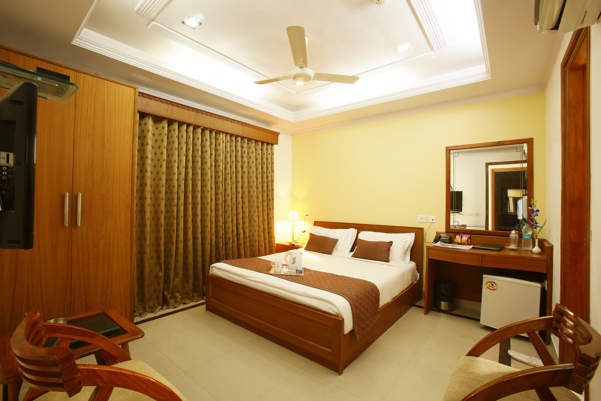Emblem Hotel Sector 14 Gurgaon Exterior photo