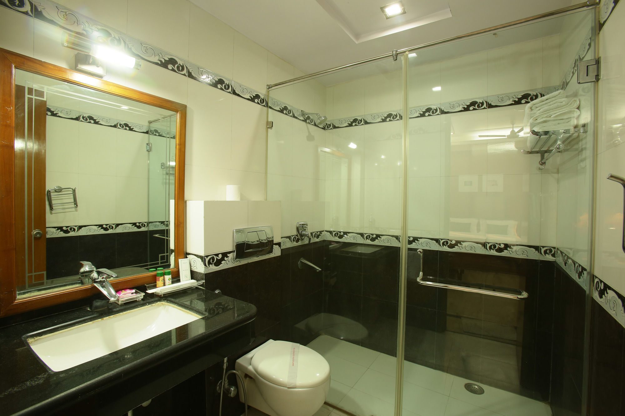 Emblem Hotel Sector 14 Gurgaon Exterior photo