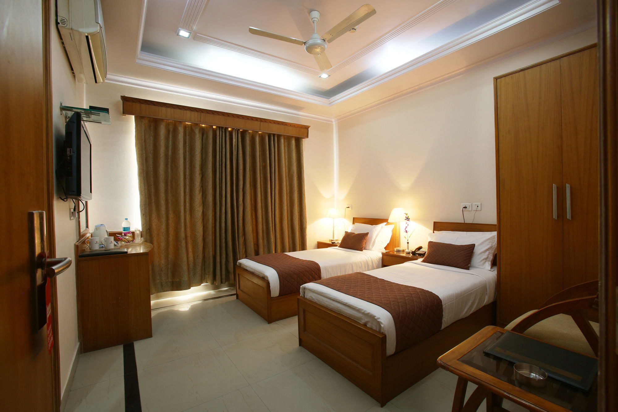 Emblem Hotel Sector 14 Gurgaon Exterior photo