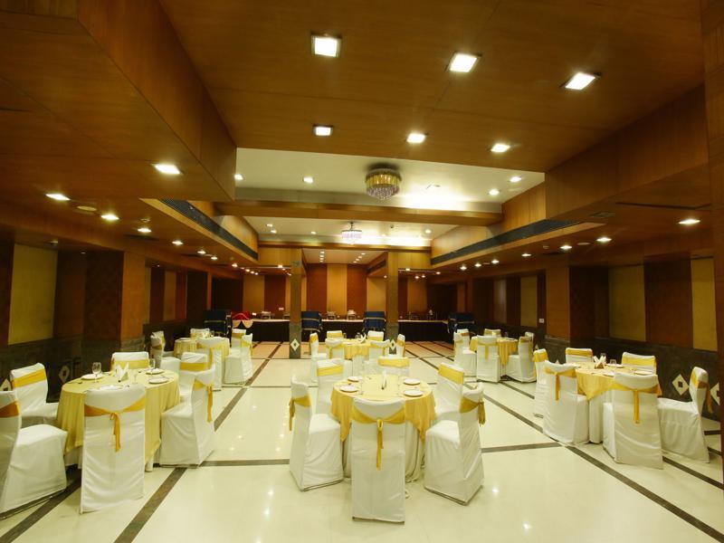 Emblem Hotel Sector 14 Gurgaon Exterior photo