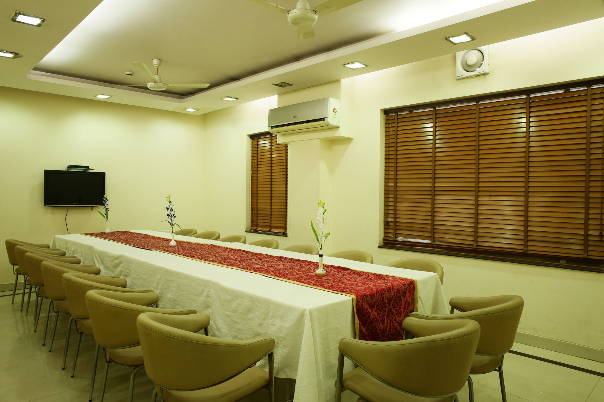 Emblem Hotel Sector 14 Gurgaon Exterior photo